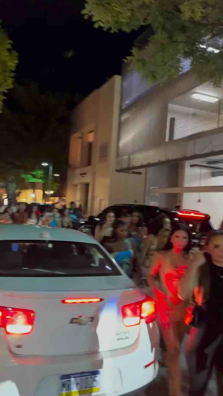 Dude walking in Miami with 160 hot chics